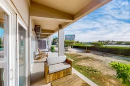 Charming lakefront apartment with stunning views of the lake - Image 2