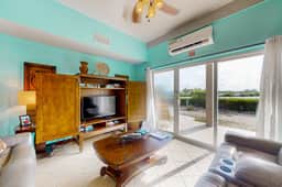 Charming lakefront apartment with stunning views of the lake - Image 4