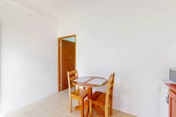 Charming single-level apartment with kitchenette and great location - Image 5