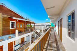 Charming single-level apartment with kitchenette and great location - Image 2
