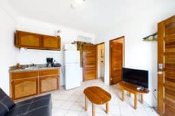 Affordable Suite on Gated Property with Rooftop Deck, WiFi, AC, and Shared Pool - Image 4