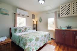Colorful studio cabana with WiFi, partial AC, yard & picnic area - walk to town - Image 2