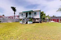 Colorful studio cabana with WiFi, partial AC, yard & picnic area - walk to town - Image 4