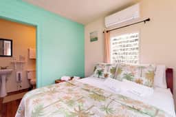 Colorful studio cabana with WiFi, partial AC, yard & picnic area - walk to town - Image 3