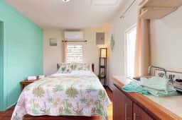 Colorful studio cabana with WiFi, partial AC, yard & picnic area - walk to town - Image 5