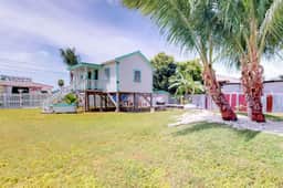 Cozy studio cabana with WiFi, partial AC, deck, yard, kitchenette & grill - Image 3