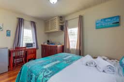 Cozy studio cabana with WiFi, partial AC, deck, yard, kitchenette & grill - Image 4
