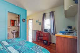 Cozy studio cabana with WiFi, partial AC, deck, yard, kitchenette & grill - Image 5