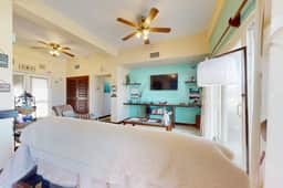 Beautiful home with water views, shared pool, free WiFi, private WD, & AC - Image 5