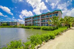Fabulous condo w lagoon view, WiFi, central AC, shared pool & central location - Image 5