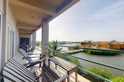 Fabulous condo w lagoon view, WiFi, central AC, shared pool & central location - Image 2