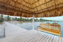 Oceanfront apartment on the beach with great ocean views, pool, WiFi & AC - Image 3