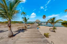 Charming Apartment with Idyllic Waterfront Views and Outdoor Pool Access - Image 5