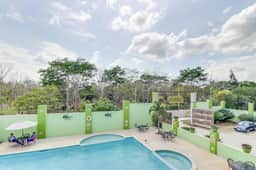 Lovely Home Suite w Balcony, Great View, Shared Pool, AC & WiFi - Ideal for Day Trips - Image 4