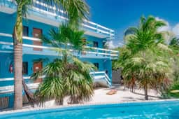 Cozy Suite for Two with WiFi, AC, Shared Pool, Grill & Sunsets from the Rooftop - Image 4