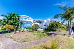 Waterfront organic architecture villa with pool & AC - near lagoon - Image 2