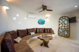 Lagoon View luxury suite with AC & pool - Image 4