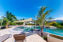 Lagoon View luxury suite with AC & pool - Image 2