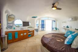 Lagoon-front studio with water access, infinity pool, & AC - Image 3