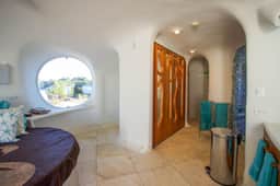 Lagoon-front studio with water access, infinity pool, & AC - Image 5