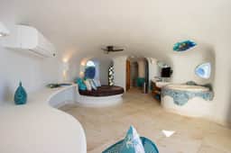 Lagoon-front studio with water access, infinity pool, & AC - Image 2