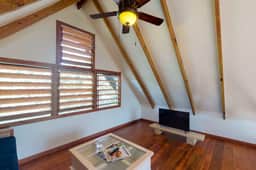 Quiet treehouse cabana with veranda, hammock, WiFi & partial AC - walk to beach - Image 4