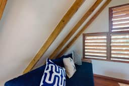 Quiet treehouse cabana with veranda, hammock, WiFi & partial AC - walk to beach - Image 3