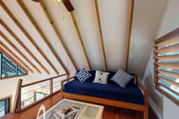 Quiet treehouse cabana with veranda, hammock, WiFi & partial AC - walk to beach - Image 2