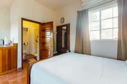 Cozy studio near town with an ocean view, free WiFi, partial AC & shared deck - Image 3