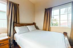Cozy studio near town with an ocean view, free WiFi, partial AC & shared deck - Image 5