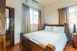 Cozy studio near town with an ocean view, free WiFi, partial AC & shared deck - Image 2