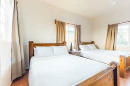 Cozy studio near town with an ocean view, free WiFi, partial AC & shared deck - Image 4