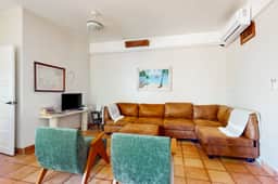 Charming beachfront condo with a kitchenette, shared pool, WiFi, & beach access - Image 5