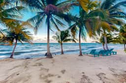 Charming beachfront condo with a kitchenette, shared pool, WiFi, & beach access - Image 4