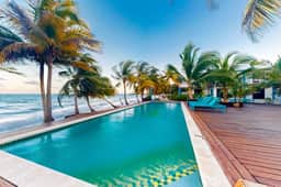 Charming beachfront condo with a kitchenette, shared pool, WiFi, & beach access - Image 3