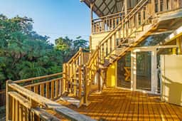 Spacious coastal house with outdoor pool, deck & near beach - Image 3