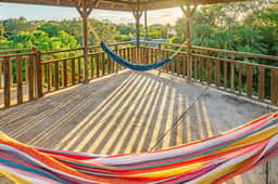 Spacious coastal house with outdoor pool, deck & near beach - Image 2
