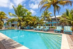 Oceanfront escape with shared, outdoor pool, free WiFi, & air conditioning - Image 4