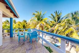 Comfortable oceanfront condo with a shared pool, ocean views & free WiFi - Image 3
