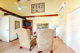 Comfortable oceanfront condo with a shared pool, ocean views & free WiFi - Image 4