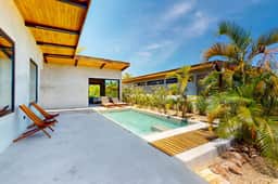 Spacious waterfront villa with private plunge pool, deck & full kitchen - Image 2