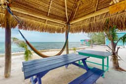 Beachfront cabin with private deck, ocean views & family-friendly vibe - Image 4