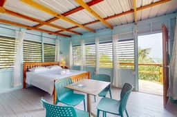 Beachfront cabin with private deck, ocean views & family-friendly vibe - Image 5
