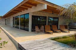 Tranquil canal-view villa with WiFi, dog-friendly space & open layout - Image 3