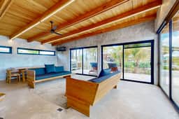 Tranquil canal-view villa with WiFi, dog-friendly space & open layout - Image 4
