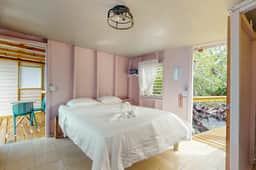 Overwater cabin with oceanfront deck, island kitchen & sea breeze views - Image 2