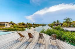 Tranquil waterfront villa with private deck & full kitchen - Image 3