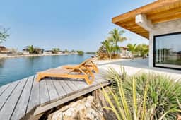Tranquil waterfront villa with private deck & full kitchen - Image 4