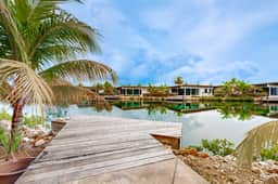 Relaxing villa with private plunge pool, canal views & open layout for families - Image 3