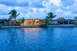 Waterfront villa with splash pool, private terrace, beach access & WiFi - Image 4
